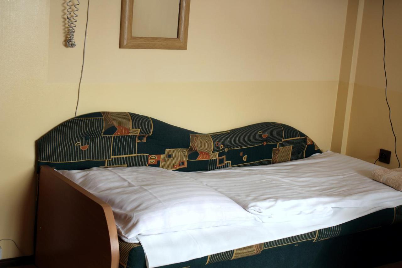 Bar Malwa Motel อเล็กซานดรูฟ ลูดสกี ภายนอก รูปภาพ